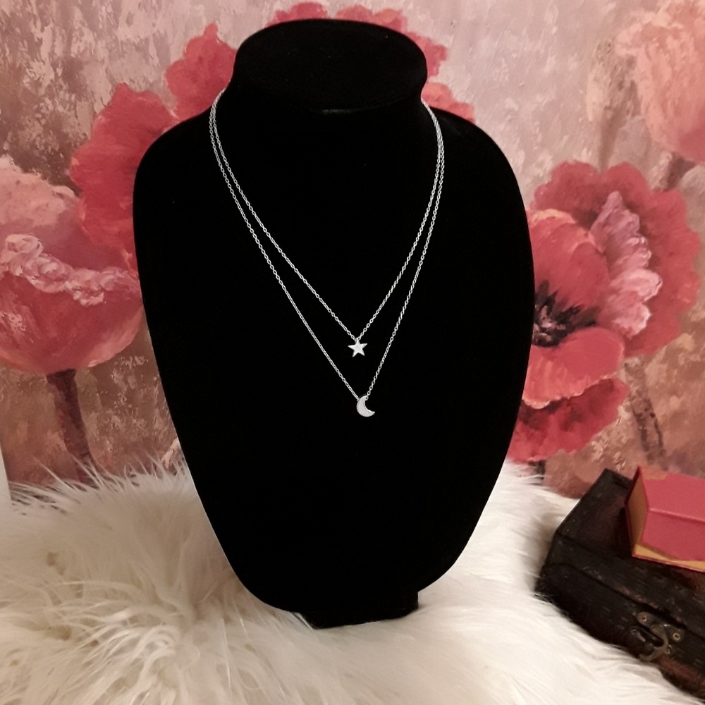 D17 NEW Crescent Moon and Star Necklace